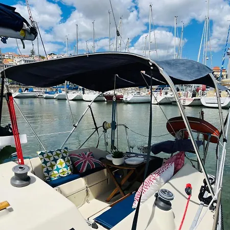 Bateau-hôtel Alcyon, A Peaceful Floating *