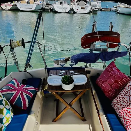 Bådhotel Alcyon, A Peaceful Floating Lisboa