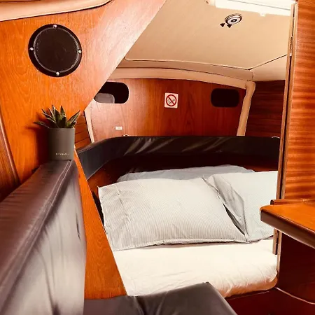 Alcyon, A Peaceful Floating Bateau-hôtel Lisboa