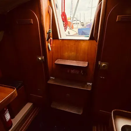 Alcyon, A Peaceful Floating Bateau-hôtel *