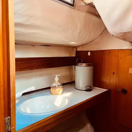 Bådhotel Alcyon, A Peaceful Floating