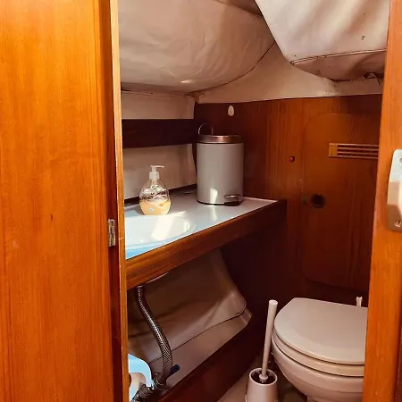 Botel Alcyon, A Peaceful Floating Lisbona